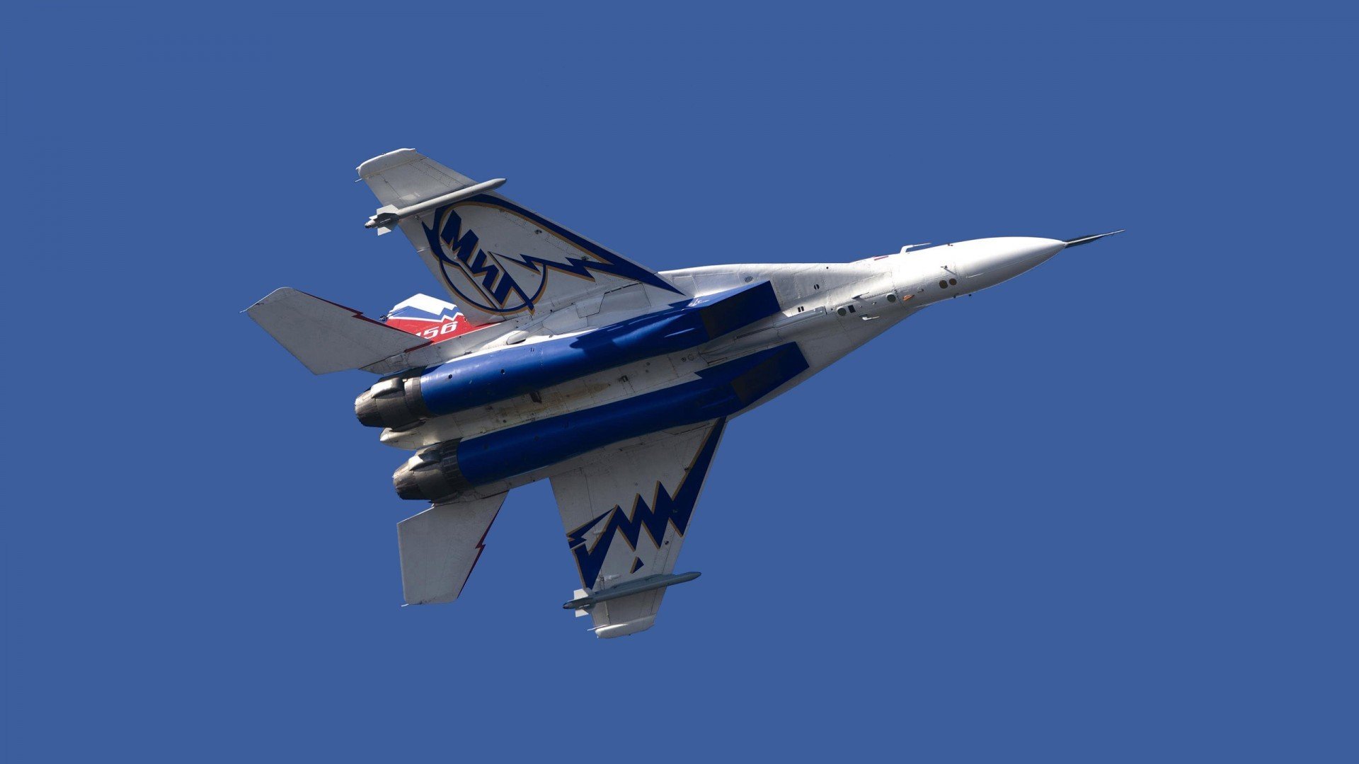 FB体育网站-“直线狂飙：极速直冲带来的狂热体验”，直板狂飙8测评