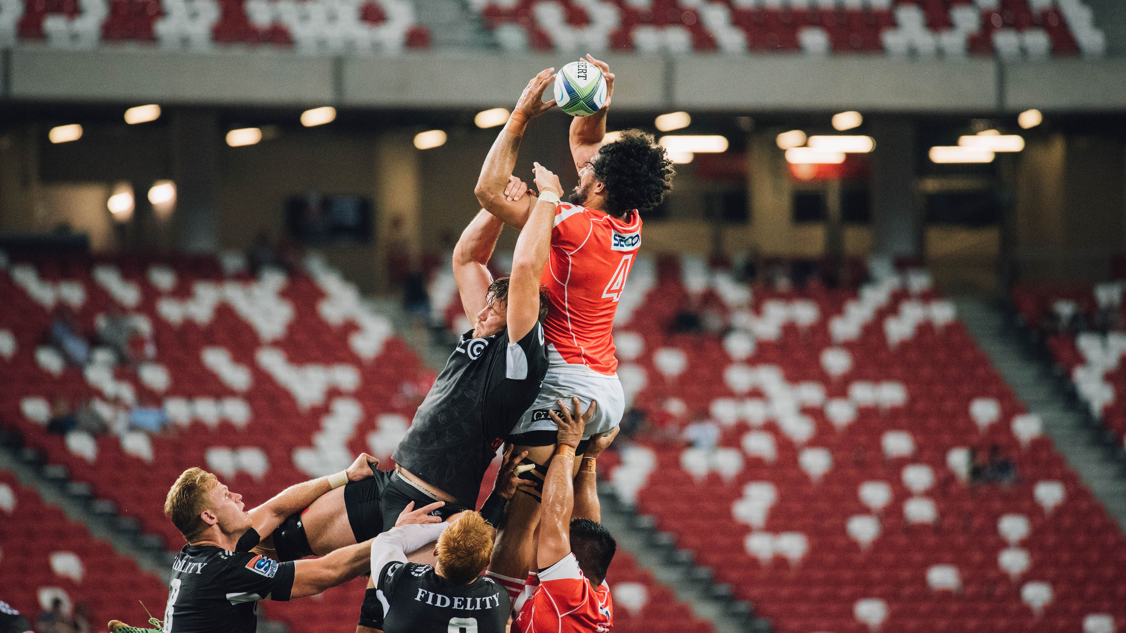 【视频“VAR”系统引发争议】裁判科技应用，提升公正是否存在副作用？