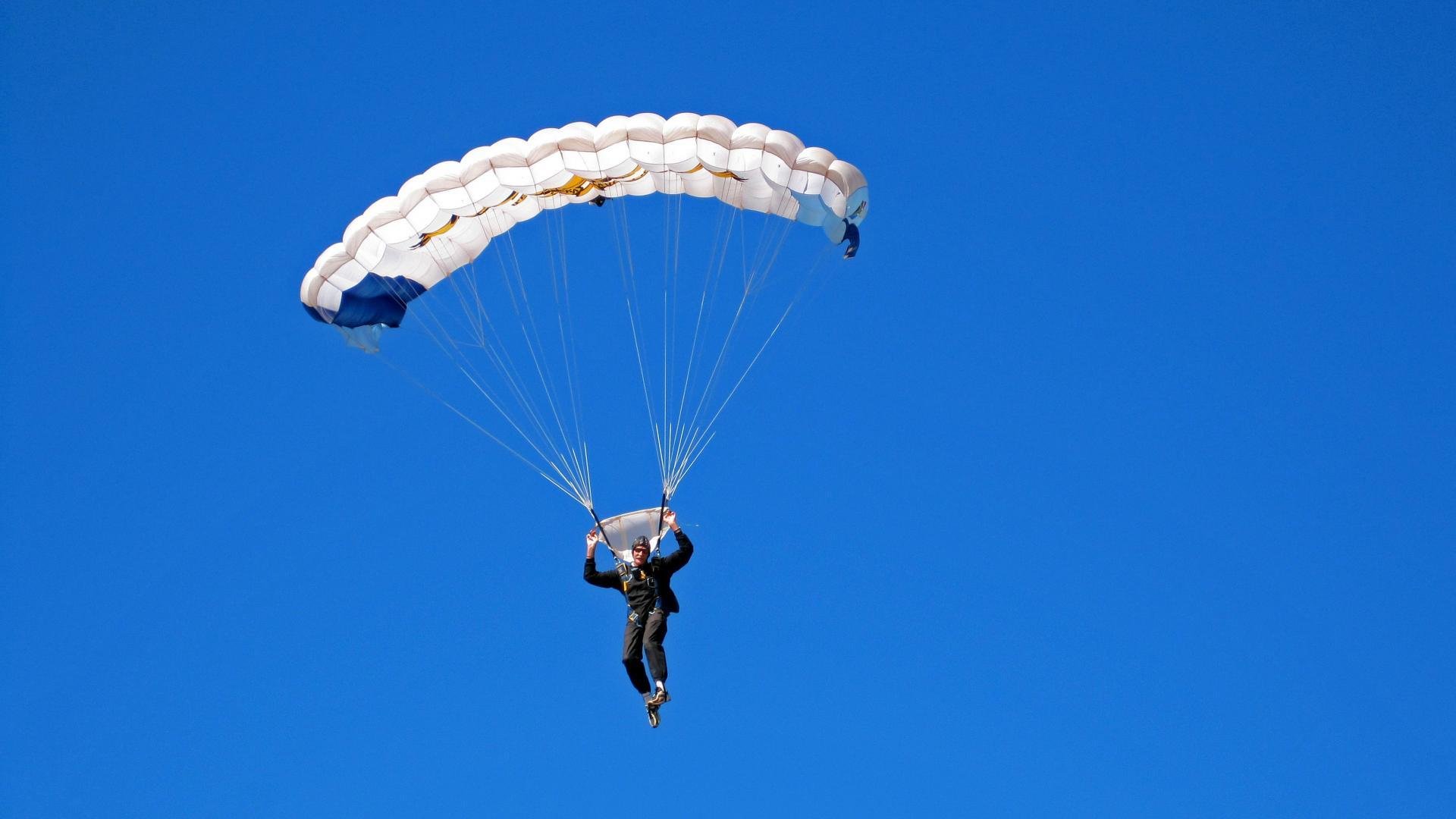 青年篮球明星比赛中展现超凡天赋，青年篮球运动员